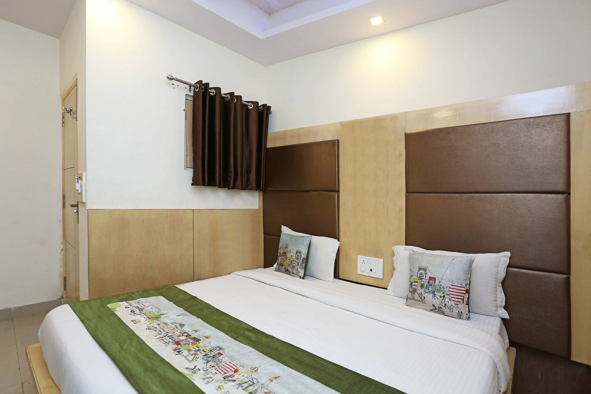 โอโย 9233 โฮเต็ล คอตเทจ ลอร์ด กฤษณะ Hotel นิวเดลี ภายนอก รูปภาพ