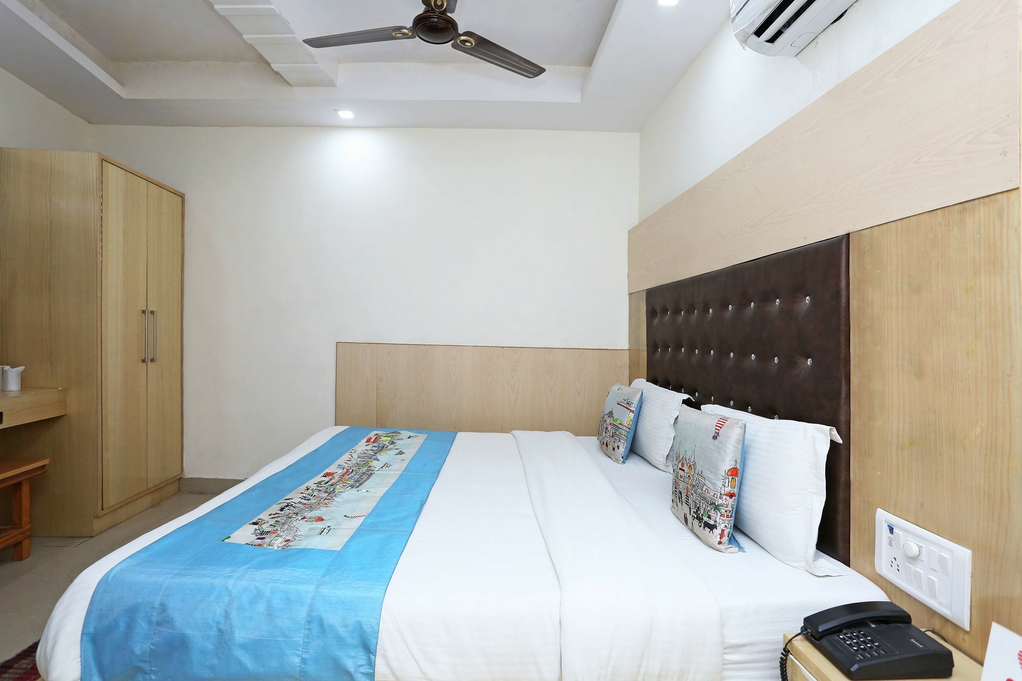 โอโย 9233 โฮเต็ล คอตเทจ ลอร์ด กฤษณะ Hotel นิวเดลี ภายนอก รูปภาพ